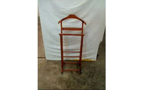 STUMMER DIENER HOLZ DUNKEL AUF ROLLEN