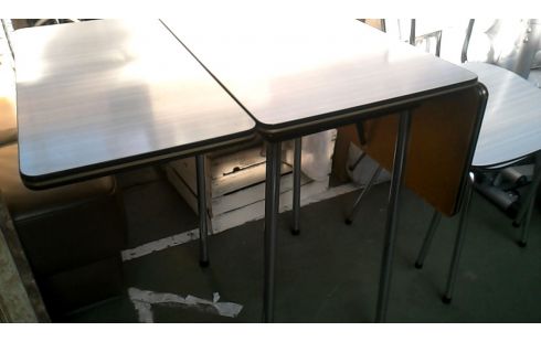 KEUKENTAFEL FORMICA MET 2 STOELEN VINTAGE