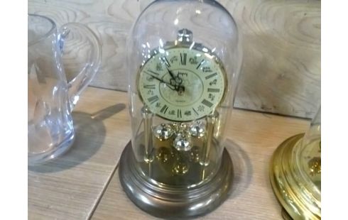 HORLOGE SOUS VERRE
