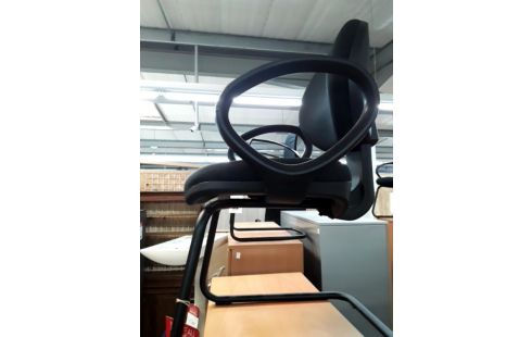 FAUTEUIL DE BUREAU NOIR .