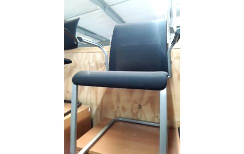 FAUTEUIL D'ACCUEIL NOIR .
