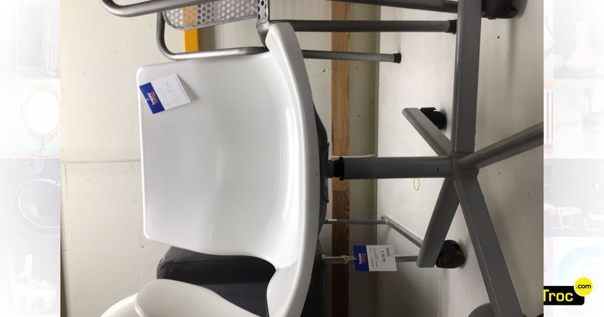 Compre la oportunidad de CHAISE PLASTIQUE BLANC Jumet