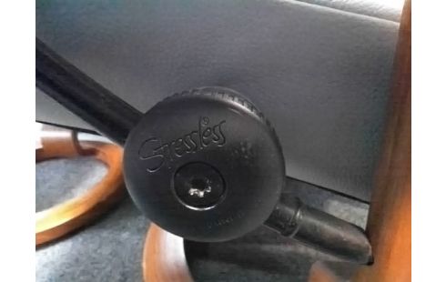 FAUTEUIL STRESSLESS AVEC REPOSE PIED (GRIFFE ET USURE)