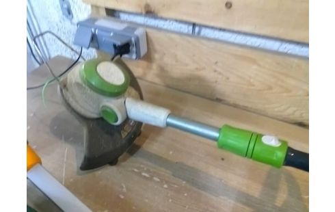 COUPE BORDURE A BATTERIE A TESTER + BATTERIE EN ACCESSOIRE