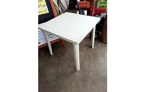 TABLE DE JARDIN .