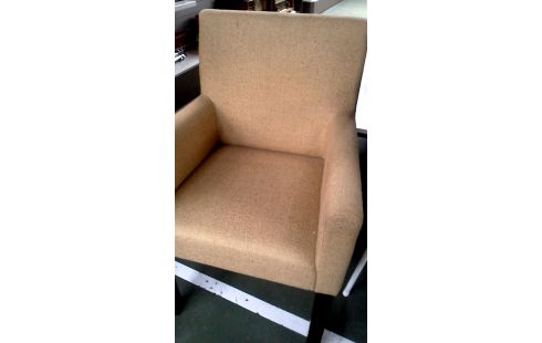 SILLÓN DE CUERO CLUB AMARILLO TEJIDO