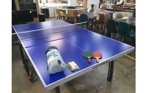 TABLE DE PING PONG EXTERIEUR CORNILLEAU TRÈS BON ÉTAT AVEC BACHE, 2 RAQUETTES ET BALLES
