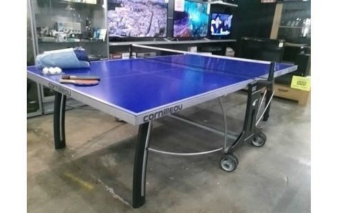 TABLE DE PING PONG EXTERIEUR CORNILLEAU TRÈS BON ÉTAT AVEC BACHE, 2 RAQUETTES ET BALLES