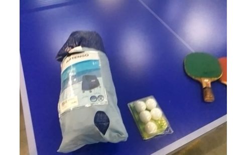 TABLE DE PING PONG EXTERIEUR CORNILLEAU TRÈS BON ÉTAT AVEC BACHE, 2 RAQUETTES ET BALLES