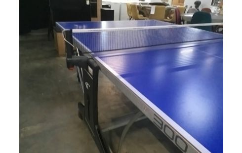 TABLE DE PING PONG EXTERIEUR CORNILLEAU TRÈS BON ÉTAT AVEC BACHE, 2 RAQUETTES ET BALLES