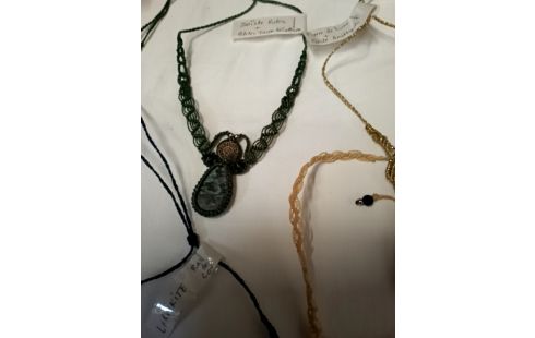COLLIER BIJOUX PIERRE / MACRAMÉ