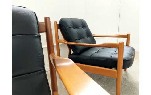 PAIRE DE FAUTEUILS SCANDINAVES RETAPISSÉS