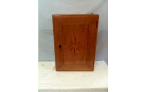 WANDSCHRANK KLEIN HOLZ VERZIERT