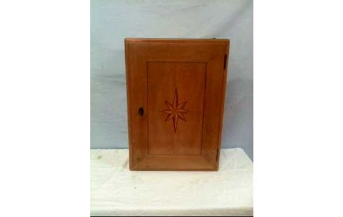 WANDSCHRANK KLEIN HOLZ VERZIERT