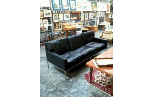 SOFA SCHWARZ LEDEROPT. 3-SITZER METALLGESTELL