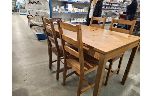 TABLE EN PIN ET 4 CHAISES