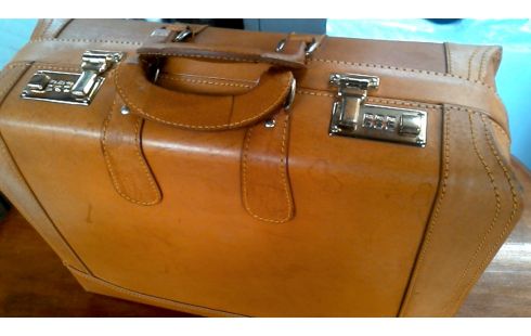 BAÚL COFRE CUERO PARDO