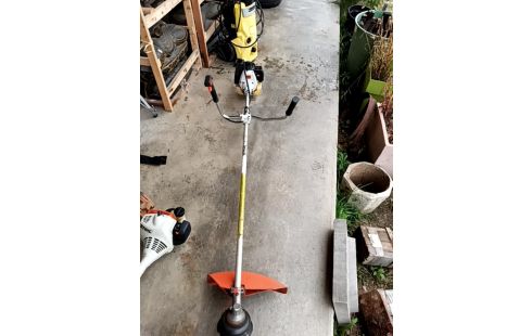 DEBROUSSAILLEUSE THERMIQUE STIHL