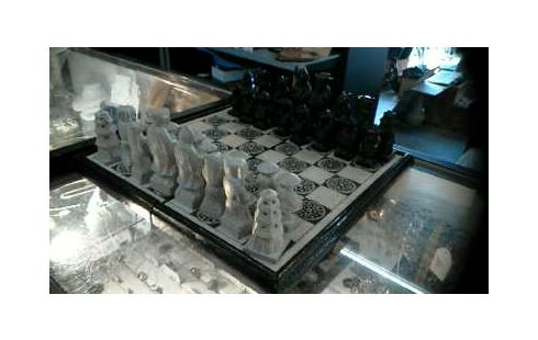 JEU D'ECHECS EN PIERRE