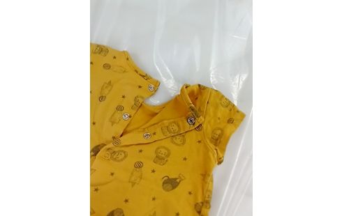 T-SHIRT JAUNE MOUTARDE MOTIF LIONS ÉTOILES BALEINES ET FUSÉE- 6MOIS