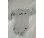 BODY GRIS AVEC ÉCRITURE "CHOU EN PETIT BATEAU" MOTIF COEUR ROSE- 18MOIS