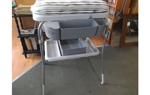 TABLE A LANGER PLIANTE AVEC BAIGNOIRE CHICCO