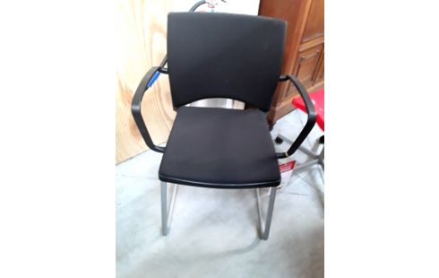 FAUTEUIL D'ACCUEIL NOIR .