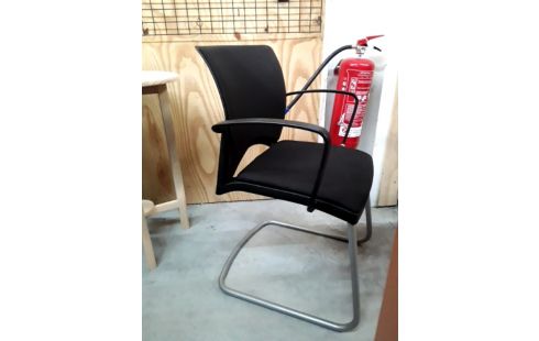 FAUTEUIL D'ACCUEIL NOIR .