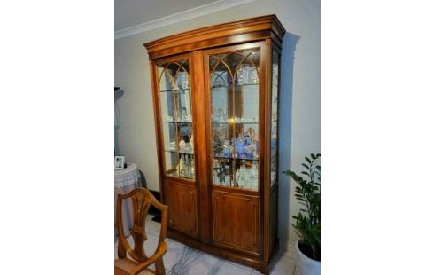 EETKAMER TAXUS TAFEL / 6 STOELEN / DRESS. & VITRINE