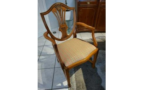 EETKAMER TAXUS TAFEL / 6 STOELEN / DRESS. & VITRINE