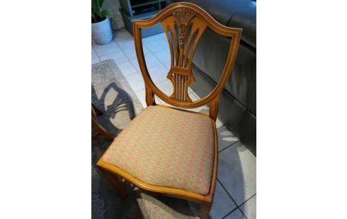 EETKAMER TAXUS TAFEL / 6 STOELEN / DRESS. & VITRINE