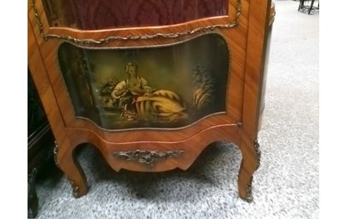VITRINE ARRONDI STYLE LOUIS XV CLEF