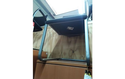 FAUTEUIL D'ACCUEIL NOIR .