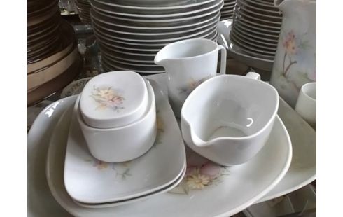 SERVICE DE VAISSELLE LIMOGES MOTIF FLEURS