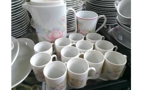 SERVICE DE VAISSELLE LIMOGES MOTIF FLEURS