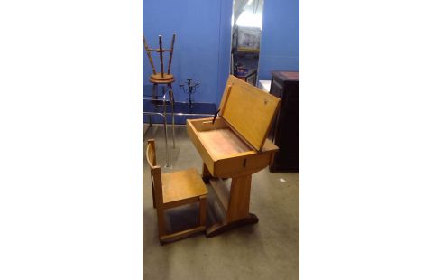 KINDERLESSENAAR MET STOEL HOUT