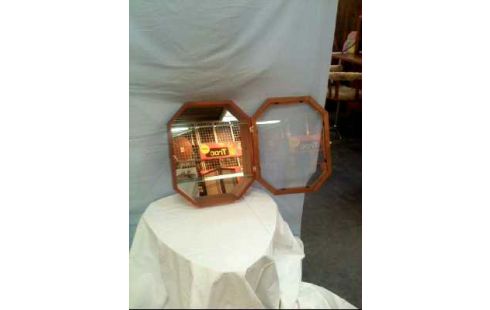 VITRINE HOLZ 2-EBENEN SPIEGEL GOLDF. VERZ.