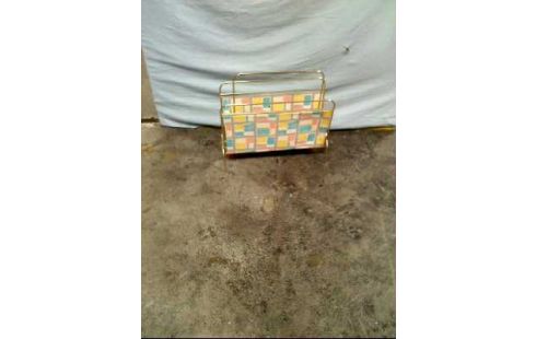 ZEITUNGSSTÄNDER RETRO BUNT