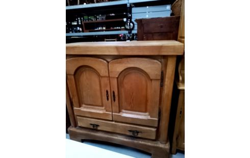 MEUBLE D'APPOINT STYLE CHALET + CLE