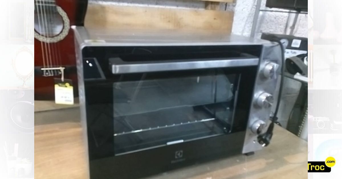 Four Encastrable Electrolux EVE8P21X Noir - Multifonction Pyrolyse - Occasion