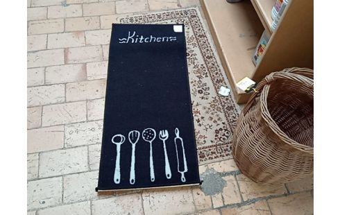 TAPIS NOIR DE CUISINE