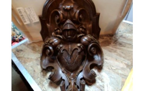 ETAGERE MURALE BOIS SCULPTE  "ARMURE DE CHEVALIER" ET FEUILLES ACANTHE ANCIEN