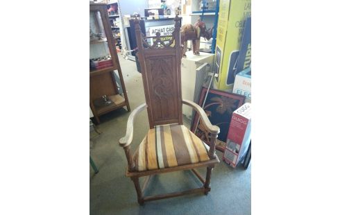 FAUTEUIL ESPRIT GOTHIQUE