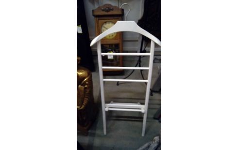 KLEERKAST DRESBOY WIT HOUT