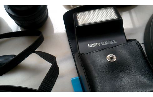 FOTOTOESTEL CANON AE1 MET ACCESSOIRES