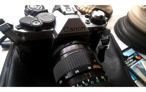 FOTOTOESTEL CANON AE1 MET ACCESSOIRES