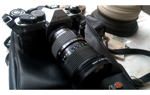 FOTOTOESTEL CANON AE1 MET ACCESSOIRES