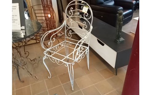 CHAISE METAL VIEILLI BLANCHE ARRONDIE