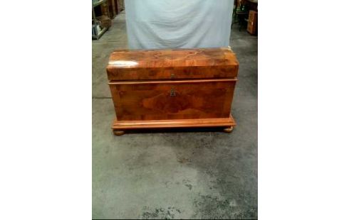 TRUHE GROß HOLZ HELL VERZIERT AUF FÜßEN