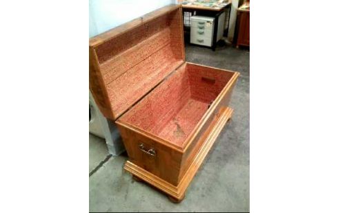 TRUHE GROß HOLZ HELL VERZIERT AUF FÜßEN